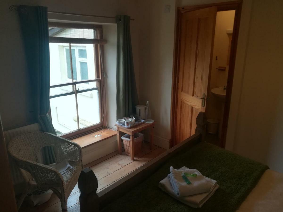 Y Garreg Wen Bed & Breakfast Llanybydder Bagian luar foto